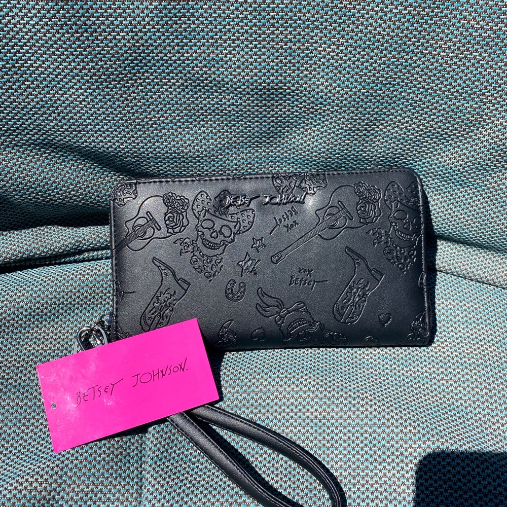 NWT. Betsey Johnson clutch/wristlet wallet. Black.